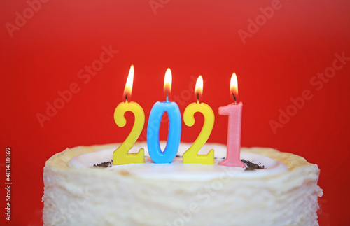 2021 calendar on the cake with red background