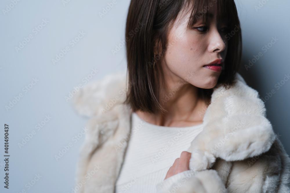 フェイクファーのジャケットを着た女性 フェイクファーのジャケットを着た女性