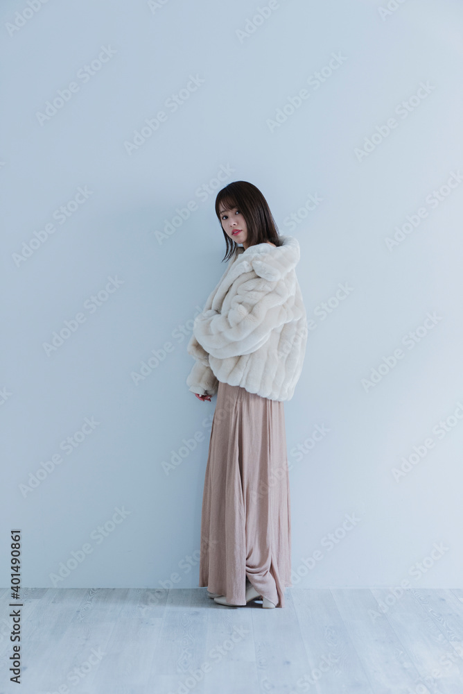 フェイクファーのジャケットを着た女性 フェイクファーのジャケットを着た女性