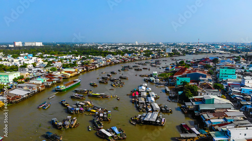 Aerial view of Cai Rang floating market, Can Tho, Vietnam. Cai Rang is famous market in mekong delta, Vietnam. Tourists, people buy and sell food, vegetable, fruits on boat, ship © CravenA