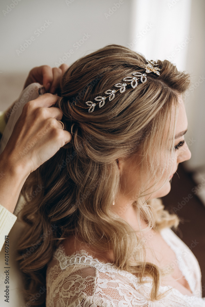 Naklejka premium beautiful bride and beautiful wedding dress