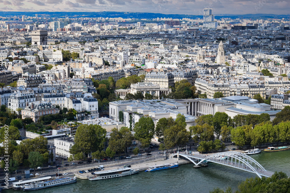 Magnifica vista de la ciudad de Paris y el río Sena con sus tradicionales barcazas y la pasarela Debilly.tif
