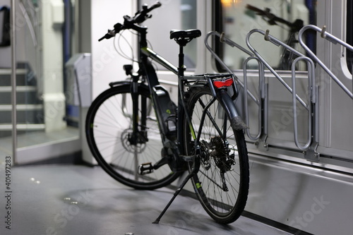 E-Bike Ebike im Zug auf der Reise