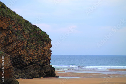 Acantilado en la playa de Somorrostro.