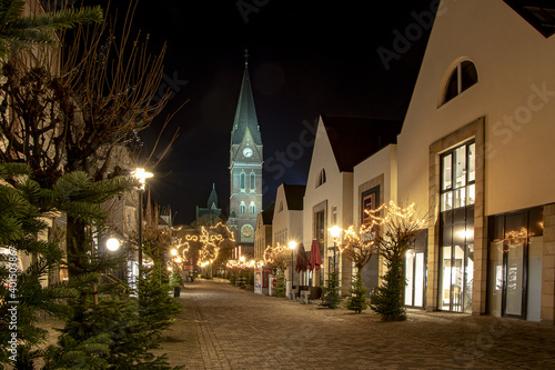 Fototapeta Naklejka Na Ścianę i Meble -  Weihnachtlich geschmückte Stadt mit Lichterketten