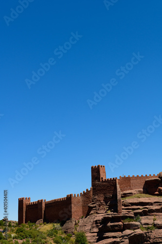 Vista exterior del castillo de Peracense bajo un cielo azul, en la provincia de Teruel. Aragón. España. Europa