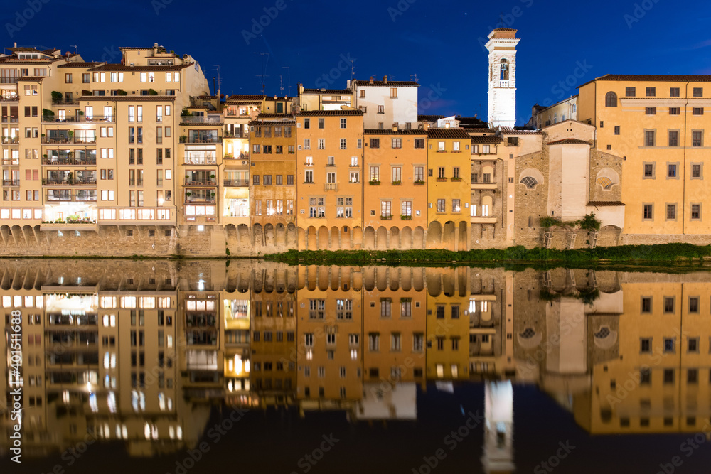 It is the scenery near the Arno river in Florence, Italy. At dusk, the sky is clear and sunny, which is very fantastic.