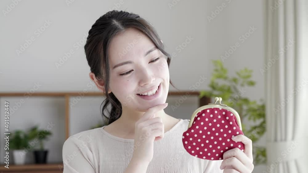 財布を持つ女性