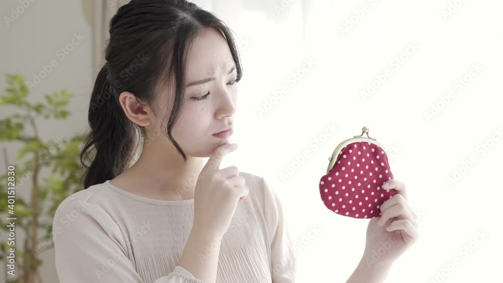 財布を持つ女性 財布を持つ女性