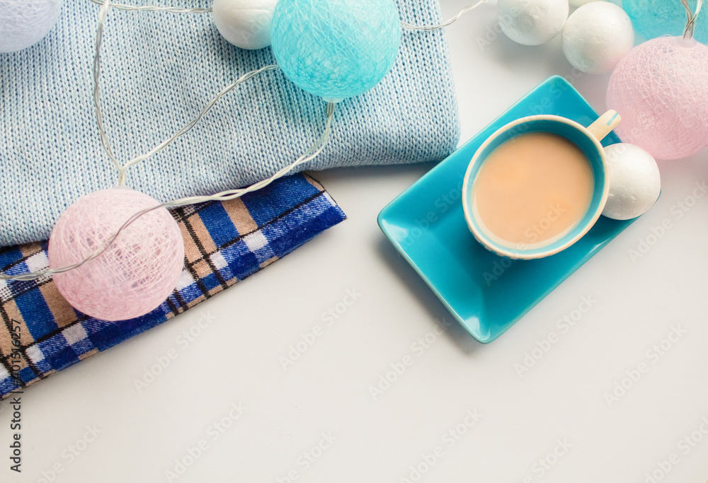 Obraz premium A cup of coffee with milk against the backdrop of christmas decorations and a garland