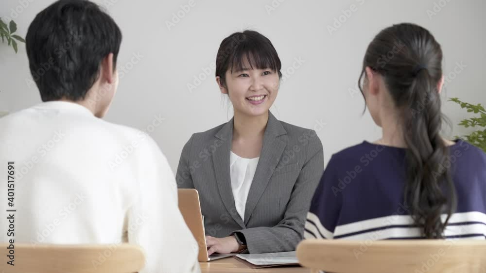 ビジネスマンと若い夫婦