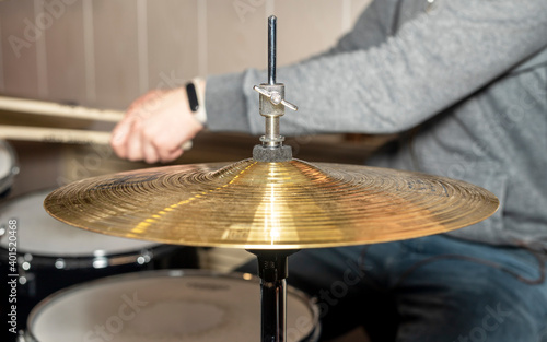 Schilderij op canvas Close up of hands of drummer with sticks and metal plate or cymbal