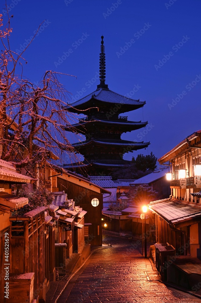 Obraz premium 雪の八坂の塔