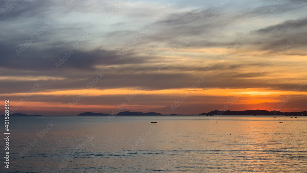 Fototapeta premium Sunset atmosphere at Phayun Beach, Rayong, Thailand