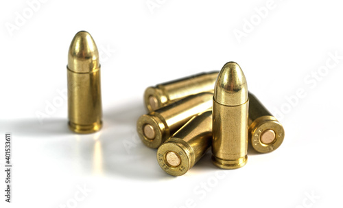 Photo Yellow brass ammo bullets isolated on white background