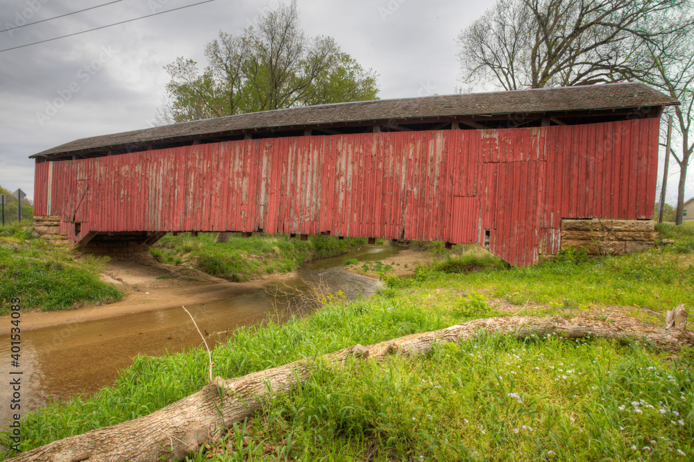 Obraz premium View of Sim Smith Covered Bridge in Indiana, United States