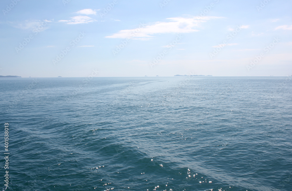 Naklejka premium blue sea in blue sky