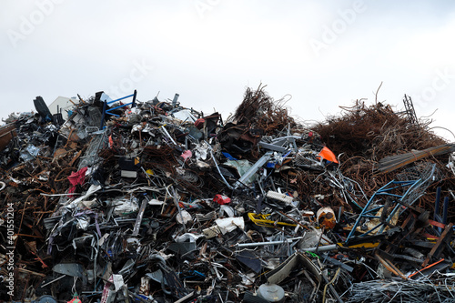 Unsortierter Haufen Schrott für Recycling von Metall - Stockfoto photo