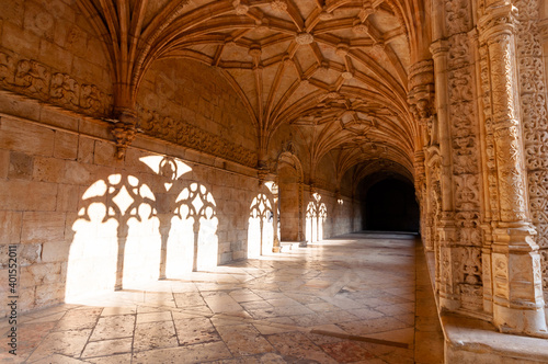 Foto Monastero dos Jerónimos and its cloister and gothic style carvings, Lisbon - Por