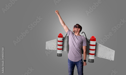 Foto Richtung Erfolg - Junger Mann im grauen T-Shirt mit Raketenanzug