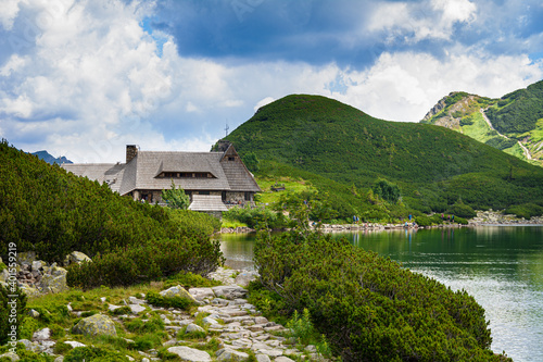 Fototapeta Naklejka Na Ścianę i Meble -  góry Tatry - Schronisko w Dolinie Pięciu Stawów Polskich