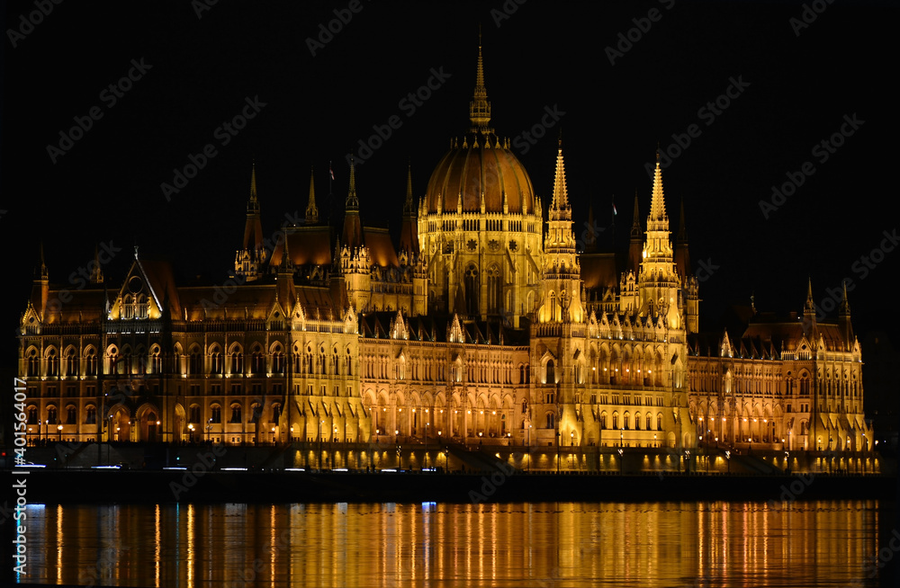 Obraz premium Hungary, night city Budapest, parliament on the background of the night city