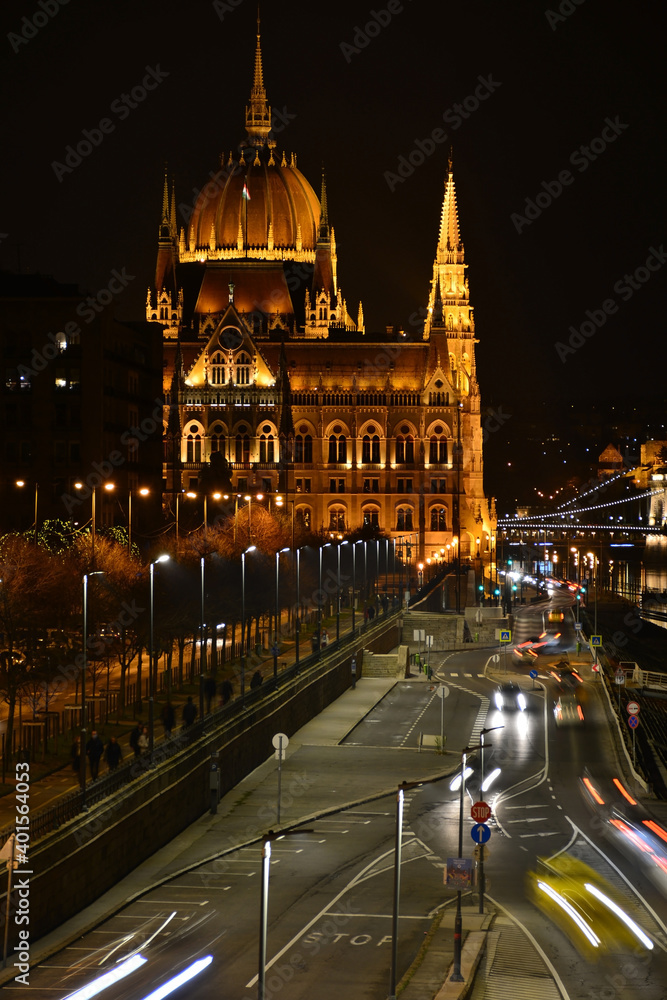 Obraz premium Hungary, night city Budapest, parliament on the background of the night city