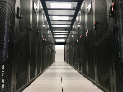 Billede på lærred Modern efficient cold aisle data center room