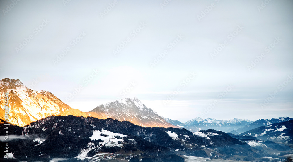 Berge und Bergkamm im Abendlicht beim Sonnenuntergang, winterliche Bergkulisse