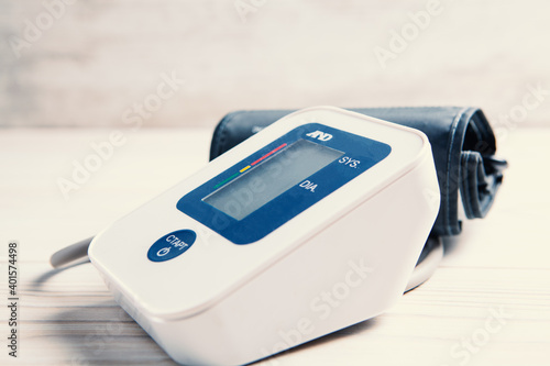 Medical electronic device for measuring blood pressure