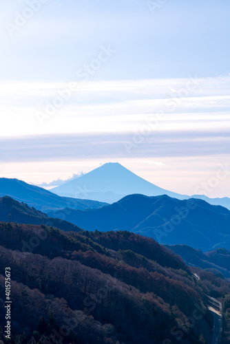遠地から霞んで見える富士山 © travel