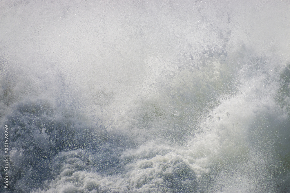 Obraz premium Crashing waves at coast of Indian Ocean, Plettenberg Bay, South Africa.