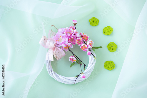 Fototapeta Naklejka Na Ścianę i Meble -  桃の花のリースと緑の水引飾り