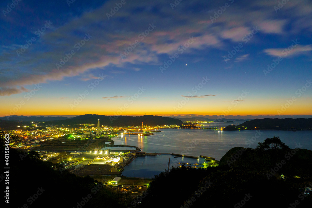 山口県下松市笠戸島を望む夜明けの風景