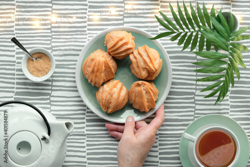 Φωτογραφία Creative flat lay with yummy eclairs or brewing cakes