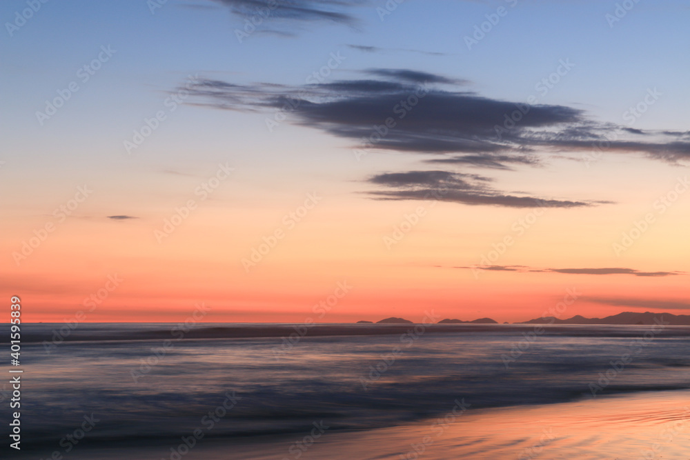 imagem em longa exposição de por do sol na praia brasileira