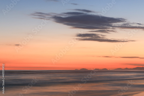 imagem em longa exposição de por do sol na praia brasileira © Luciano Ribeiro
