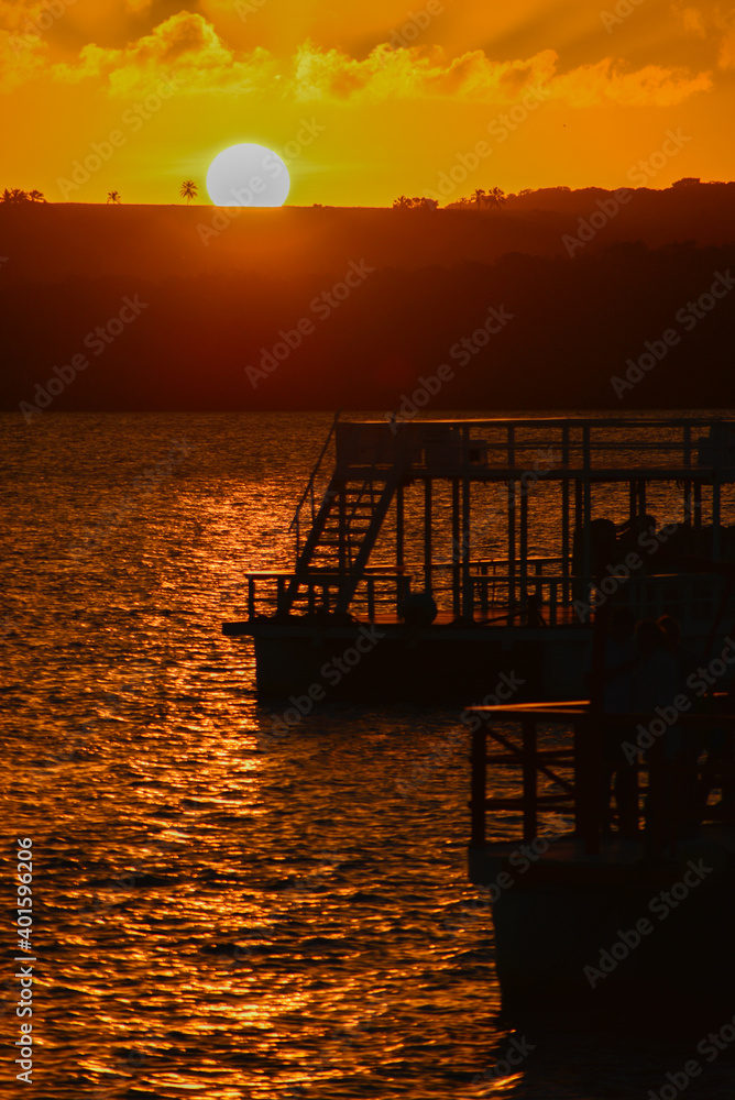 Lindo por do sol no rio em tarde ensolarada. Estado da Paraíba, Brasil.