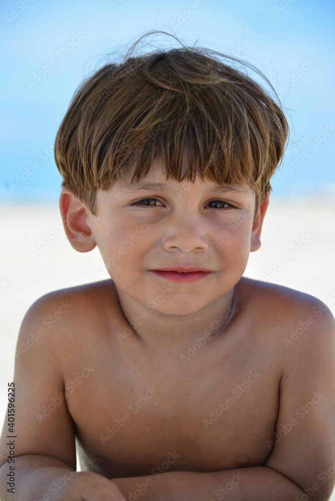 rosto em close-up de um menino na praia rosto em close-up de um menino na praia