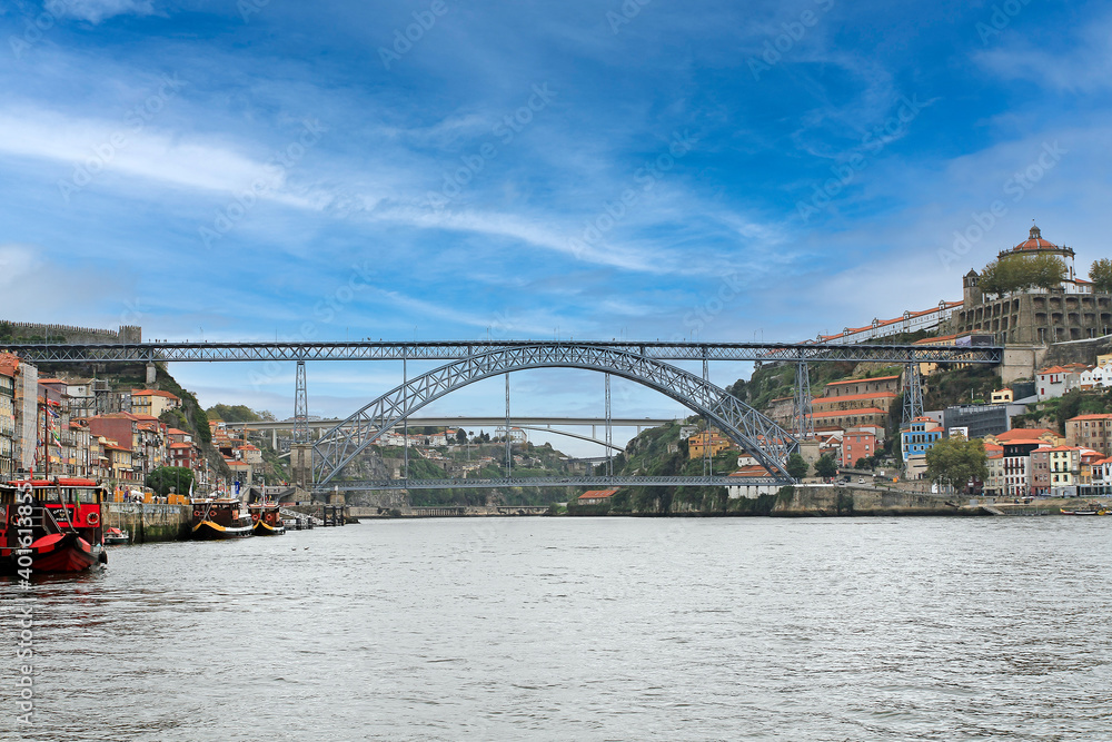 Le pont Maria Pia dans la ville de Porto au Portugal
