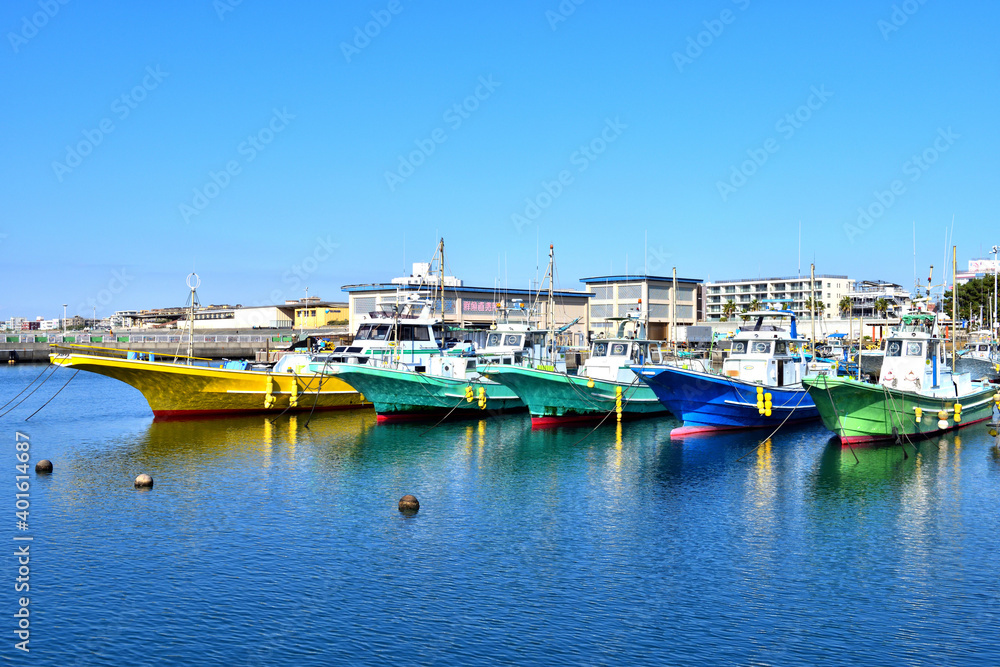 片瀬漁港に停泊するカラフルな漁船