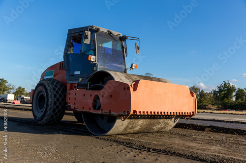 Fotografie Vibratory soil compactor working on highway construction site