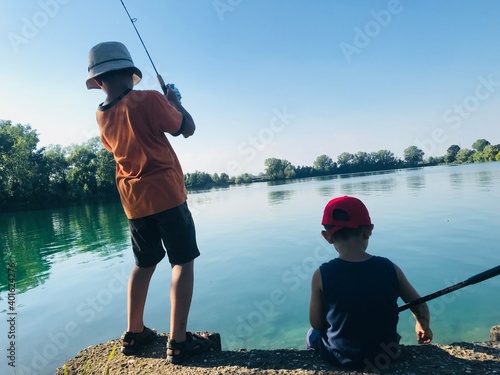 I bambini si divertono a pescare photo
