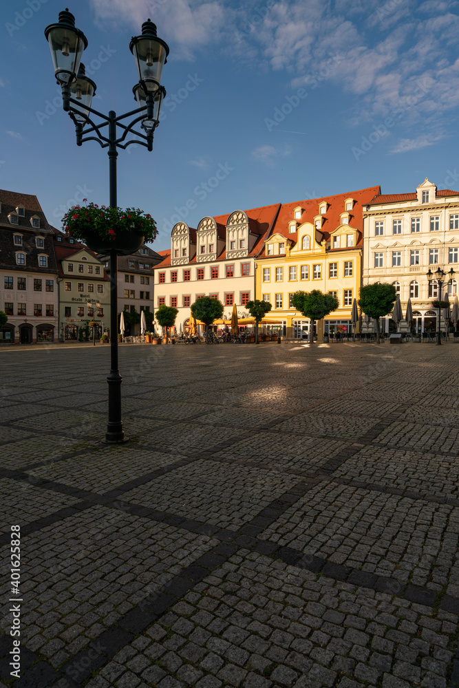 Der Marktplatz mit schönen Bürgerhäusern in Naumburg/Saale an der Straße der Romanik, Burgenlandkreis, Sachsen-Anhalt, Deutschland