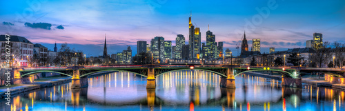 dei Skyline von Frankfurt am Main in der Abenddämmerung vom Fluß Main aus gesehen