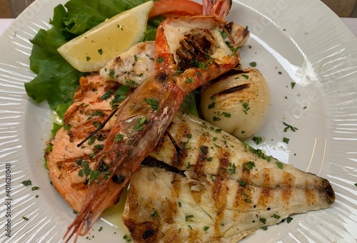 Fischplatte mit Languste Lachs gerillter Forelle Kammmuschel und Zitrone in einem Restaurant in Bardolino Gardasee Venetien Italien