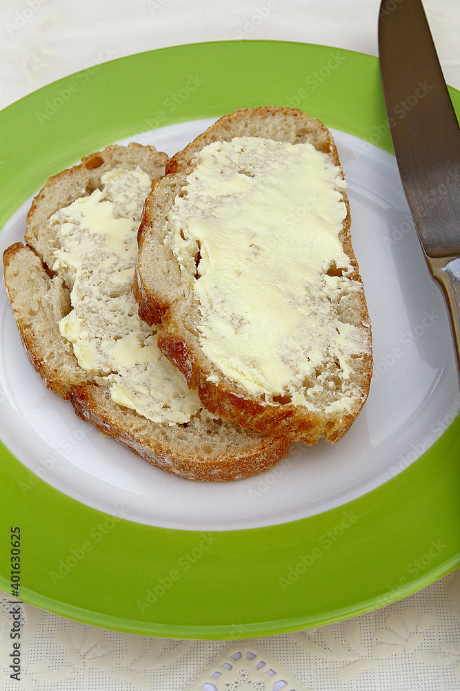 deux tartines de pain beurré dans une assiette deux tartines de pain beurré dans une assiette