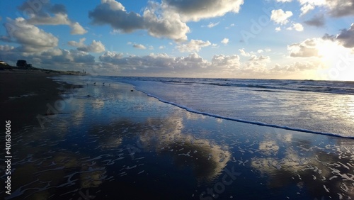 Nordsee mit Wasserspiegelung am Strand von Bloemendaal aan Zee  Holland  Niederlande