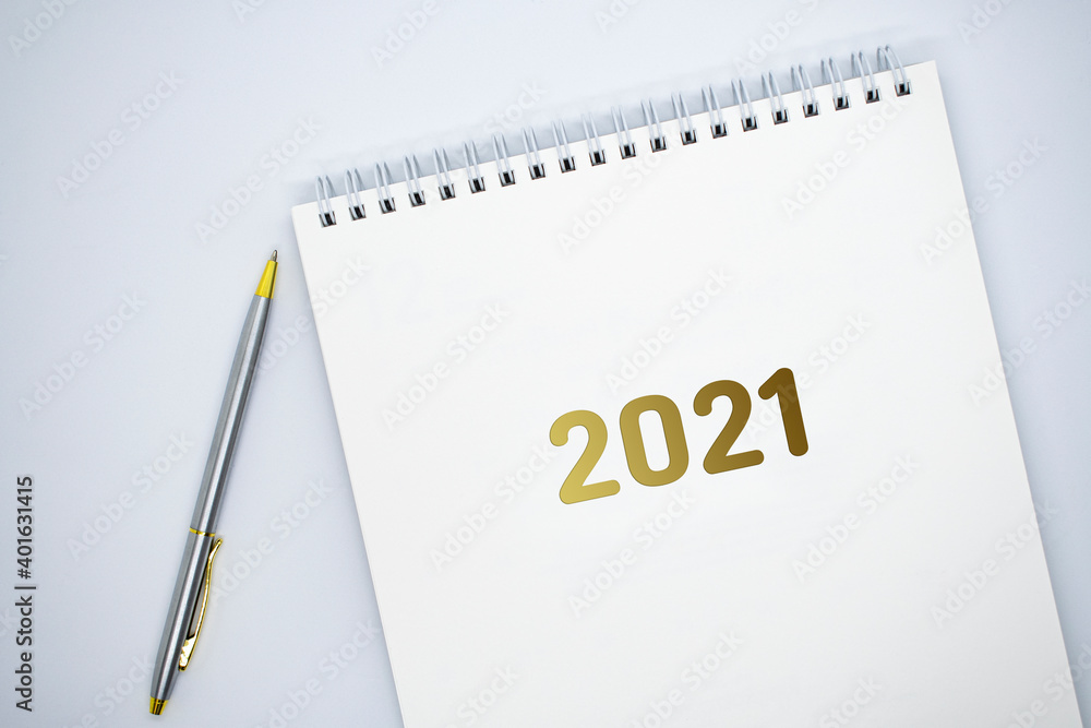 2021년 하얀 캘린더와 펜 2021년 하얀 캘린더와 펜