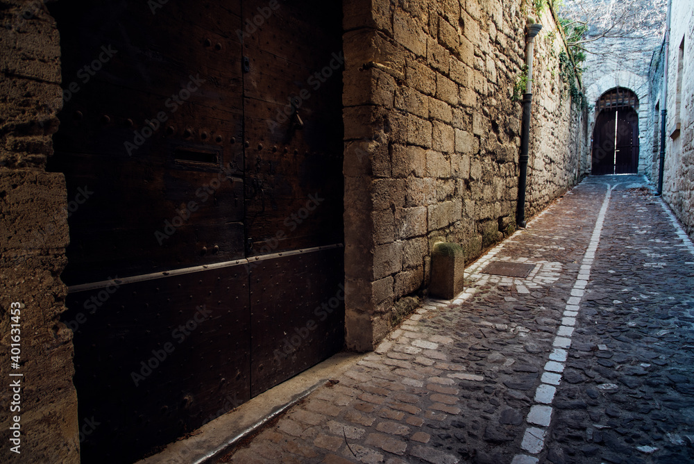 une vieille rue médiévale pavée. Une ruelle pavée